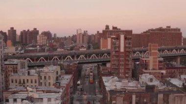 Gün batımında New York Köprüsü 'nde manzara. 