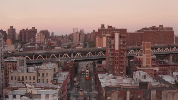 AERIAL: Γραφικό βλέμμα πάνω από τη γέφυρα της Νέας Υόρκης στο ηλιοβασίλεμα — Αρχείο Βίντεο