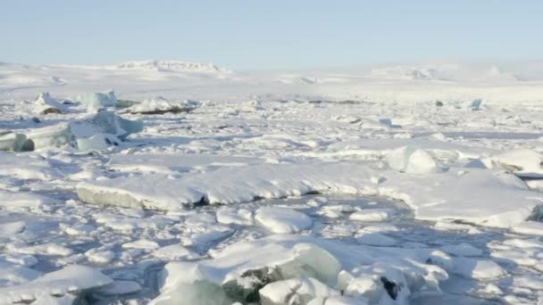 空気:アイスランドの白い雪氷の上を飛ぶ冬、雪 — ストック動画