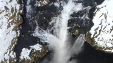 Kardaki Şelalenin Kapanışı, İzlanda 'daki Buz Kanyonu Yeşil Çimen, Bulutlu