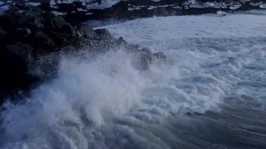 Dalgalar Black 'te kayalara çarpıyor, İzlanda' da Diamond Sahili 'nde Kış Karları, Buz, Dalgalar, Su