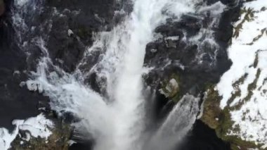 Kardaki Şelalenin Kapanışı, İzlanda 'daki Buz Kanyonu Yeşil Çimen' e doğru uçuyor, Bulutlu