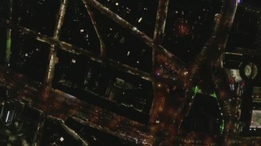 Gece Işıkları ve Trafik, Köln, Almanya 'nın Yavaş Tepeden Çekimi 