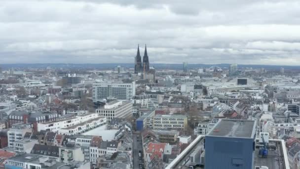 AÉRIAL : Vue panoramique de Cologne Allemagne depuis les airs avec sa majestueuse cathédrale le jour nuageux — Video