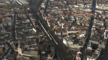 Köln Almanya 'da Avrupa Demiryolu Sistemi' nin kesişen iki treni 