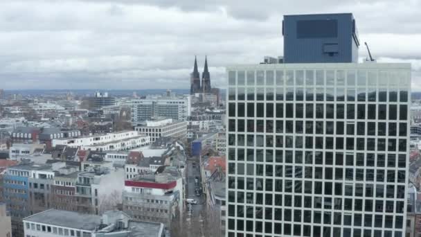 AÉRIAL : Vue panoramique de Cologne Allemagne depuis les airs avec la majestueuse cathédrale et l'immeuble de bureaux au premier plan le jour nuageux — Video
