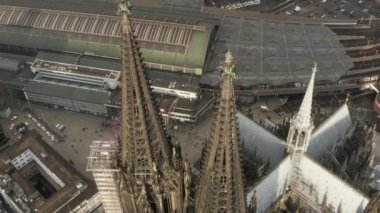 Köln Katedrali 'nin etrafındaki güzel güneş ışığı kulelerini kapatın. 