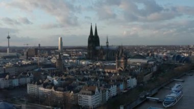 Güneşli bir günde Köln Almanya 'nın görkemli katedraliyle geniş açılı görüntüsü 