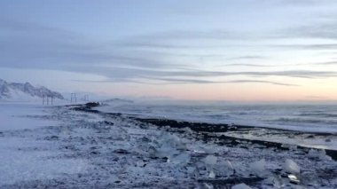 Elmas Sahili üzerinde uçmak, İzlanda 'da Kara Kumsal Kış Karları, Buz, Dalgalar, Su