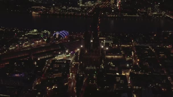 AERIAL: Hermosa foto panorámica sobre Colonia Alemania por la noche con luces de la ciudad — Vídeo de stock