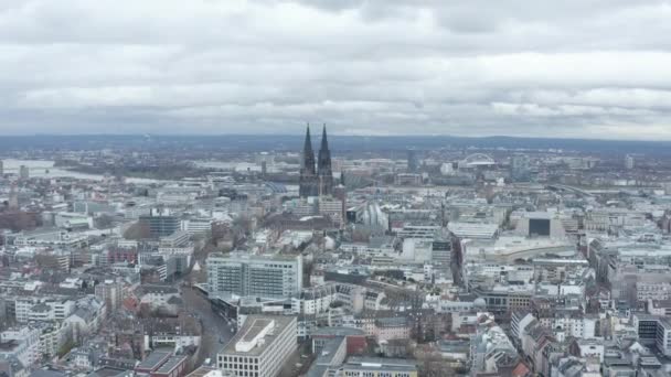 AERIAL: Weitwinkelaufnahme von Köln aus der Luft mit majestätischem Dom an bewölkten Tagen 