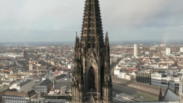 AERIAL: Primer plano de la Catedral de Colonia dos torres marrones a la luz del sol — Vídeos de Stock