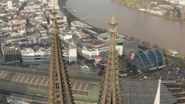 AERIAL: close up felső kör körül Köln katedrális barna tornyok gyönyörű napfény — Stock videók