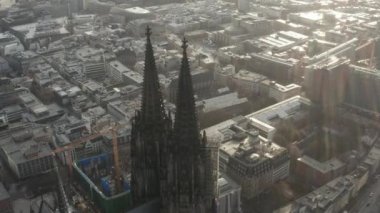 Köln Katedrali 'nin etrafında, yağmurlu, sisli güneş ışığında daire çizerek yaklaşın. 
