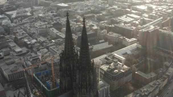 AERIAL: Close Up circulando em torno da Catedral de Colônia em bela luz solar nebulosa com chuva — Vídeo de Stock