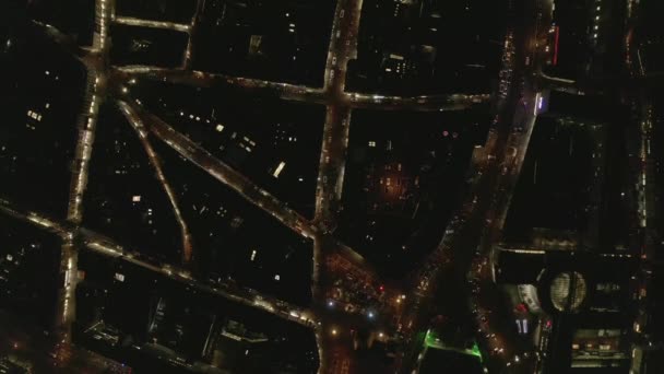 AERIAL: Pomalý záběr města v noci se světly a dopravou, Kolín nad Rýnem, Německo — Stock video
