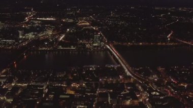 Nehir Ren Nehri, Köprü Otomobili ve Şehir Işıkları ile Köln Almanya üzerinde Güzel Geniş Atış 