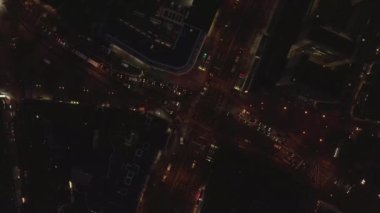 Gece araba trafiği ve şehir ışıklarıyla dolu güzel bir kavşak görüntüsü. 