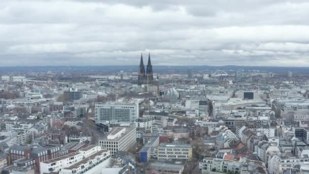 AERIAL: Szerokie ujęcie Kolonii Niemcy z powietrza z majestatyczną katedrą w Chmurny dzień — Wideo stockowe