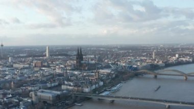 Güneşli bir günde Köln Almanya 'nın görkemli katedraliyle geniş açılı görüntüsü 