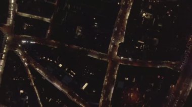 Gece Işıkları ve Trafik, Köln, Almanya 'nın Yavaş Tepeden Çekimi 