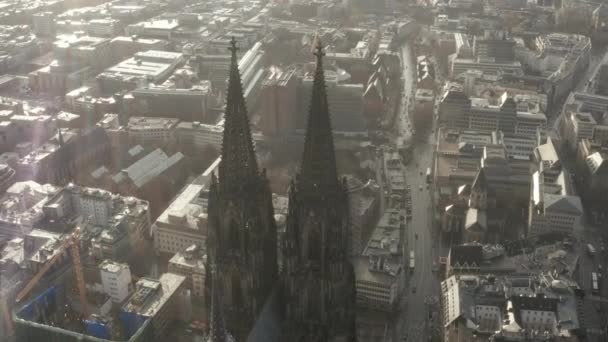 AERIAL: Close Up cirkelen rond Keulen kathedraal in prachtige wazig zonlicht met regen — Stockvideo