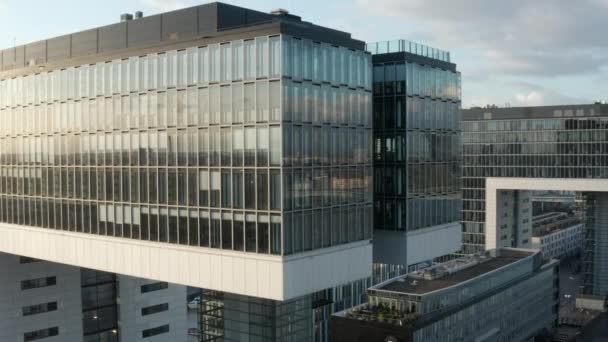 AERIAL: Kölner futuristisches Kranhaus, Kranhaus-Wohnungen, Bürogebäude im schönen Sonnenlicht mit Spiegelungen — Stockvideo