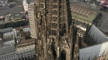 Köln Katedrali 'nin etrafındaki güzel güneş ışığı kulelerinin etrafını kapatın. 