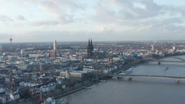 AERIAL: Wide Shot de Colonia Alemania y el río Rin desde el aire con la majestuosa Catedral en un día soleado — Vídeos de Stock
