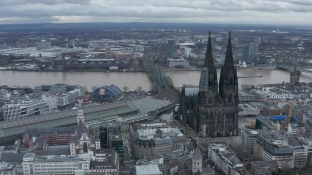 AERIAL: Široký záběr Kolína nad Rýnem Německo ze vzduchu s majestátní katedrálou na oblačný den — Stock video