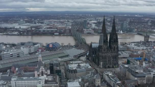 AERIAL: Wide Shot of Cologne Alemania desde el aire con la majestuosa Catedral en el día nublado — Vídeos de Stock