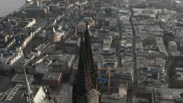 AERIELL: Närbild cirklar runt Kölns katedral i vackert dimmigt solljus med regn — Stockvideo