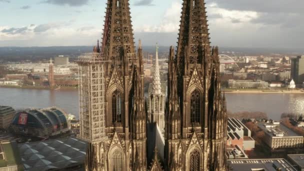 AERIAL: Nahaufnahme des Kölner Doms zwei braune Türme im schönen Sonnenlicht — Stockvideo