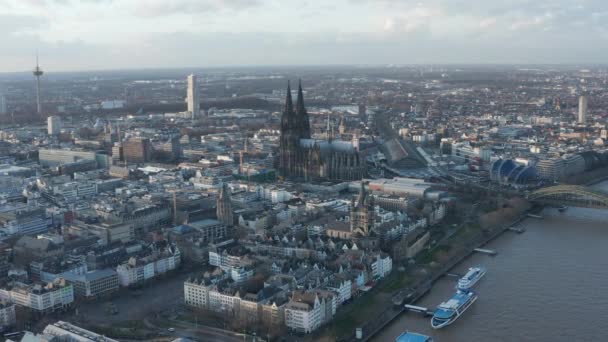 AERIAL: Széles lövés Köln Németország a levegőből fenséges székesegyház a napsütéses napon — Stock videók