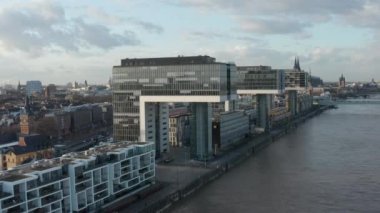 Köln 'deki Ren Nehri' ni Fütürist Kranhaus 'la, Crane House Apartmanları' yla, Güneş Işığı 'ndaki Ofis Binaları' yla izleyin. 