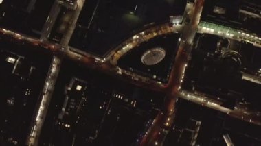 Gece Işıkları ve Trafik, Köln, Almanya 'nın Yavaş Tepeden Çekimi 