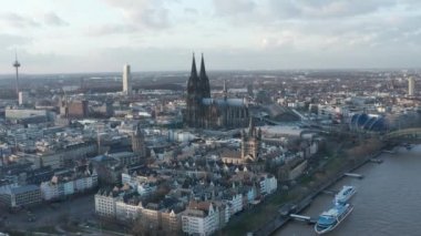 Güneşli bir günde Köln Almanya 'nın görkemli katedraliyle geniş açılı görüntüsü 