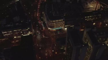 Gece araba trafiği ve şehir ışıklarıyla dolu güzel bir kavşak görüntüsü. 