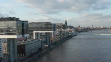 Köln Fütürist Kranhaus, Crane House Apartmanları, Güneş Işığındaki Güzel Ofis Binaları 