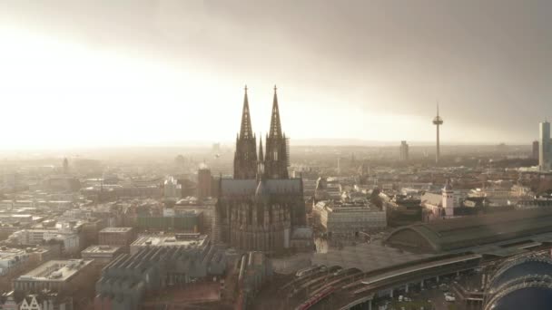 AERIAL: Hacia la Catedral de Colonia y la Torre de TV en la hermosa luz del sol nebulosa con lluvia — Vídeo de stock