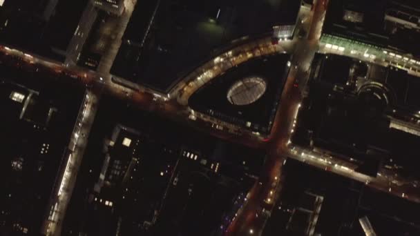 AERIAL: Slow Overhead Shot of City in Night with Lights and Traffic, Kolonia, Niemcy — Wideo stockowe