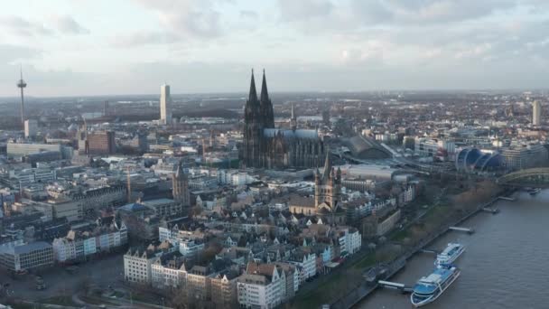 AERIAL: Weitwinkelaufnahme von Köln aus der Luft mit majestätischem Dom an sonnigem Tag 