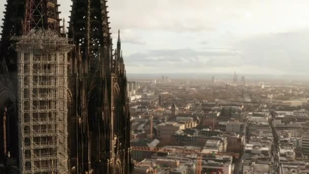 AÉRIEN : Gros plan tournant autour de la cathédrale de Cologne sous le soleil magnifique — Video