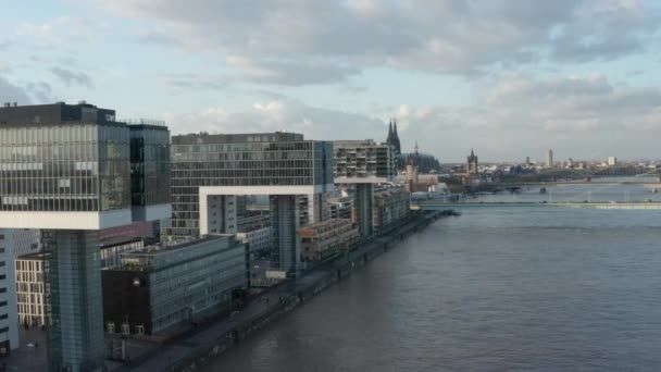 AERIAL: Kolonia Futurystyczny Kranhaus, Crane House Apartments, Budynki biurowe w pięknym świetle słonecznym z odbiciami — Wideo stockowe