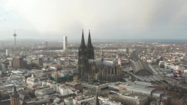 Güzel Köln Katedrali 'ne doğru Güzel puslu güneş ışığında Merkez Tren İstasyonu 