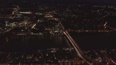 Nehir Ren Nehri, Köprü Otomobili ve Şehir Işıkları ile Köln Almanya üzerinde Güzel Geniş Atış 