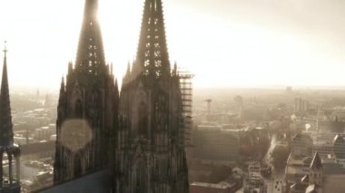 Köln Katedrali 'nin etrafında, yağmurlu, sisli güneş ışığında daire çizerek yaklaşın. 