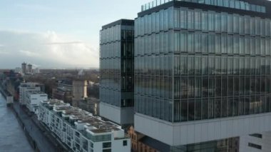 Köln Fütürist Kranhaus, Crane House Apartmanları, Güneş Işığındaki Güzel Ofis Binaları 