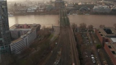 Köln Hohenzollern Köprüsü ve Katedrali 'nin üzerinde güzel, puslu gün ışığı manzarası 