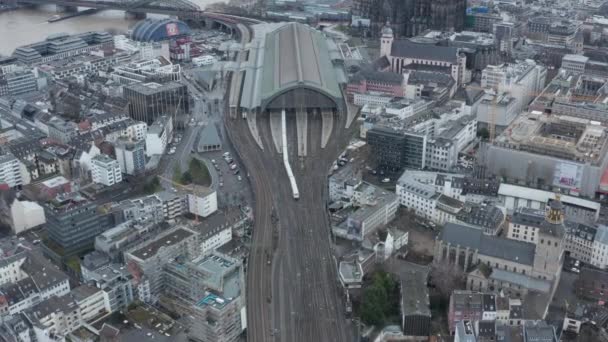 AÉRIAL : Au-dessus de Cologne Rail Way Gare centrale avec Conduite de train le jour nuageux — Video